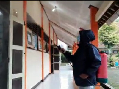 Penyemprotan Desinfektan Sebelum Peserta Simulasi Datang luar
