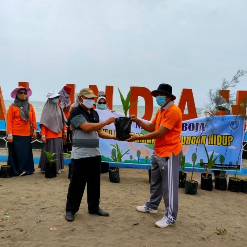 Sambut Adiwiyata dengan Aksi Bersih Pantai Indah Kemangi