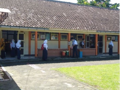 Siswa cuci ntangan sebelum pulang