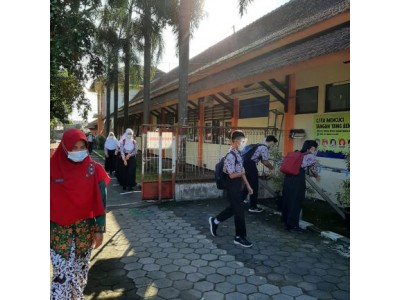 Cuci Tangan sebelum masuk lingkungan dalam sekolah