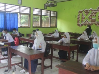 Siswa istirahar di dalam kelas