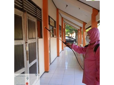 Penyemprotan Desinfektan Sebelum Peserta Simulasi Datang Di Luar kelas