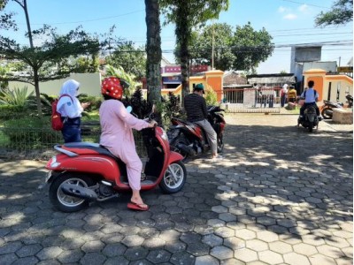Siswa dijemput orang tua/wali siswa
