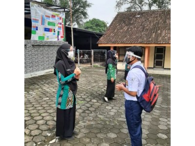 Pemeriksaan Kelengkapan Seragam