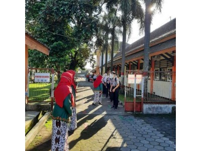 Cek Kerapian diri dan Seragam