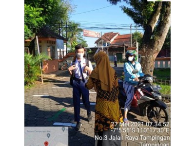 Siswa diantar Orang Tua atau Wali ke Sekolah