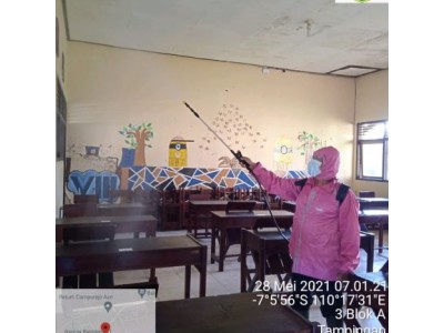 Penyemprotan Desinfektan Sebelum Peserta Simulasi Datang Dalam Kelas