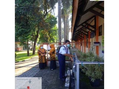 Siswa cuci tangan sebelum masuk area sekolah