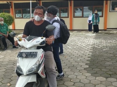 Siswa dijemput orang tua/wali siswa