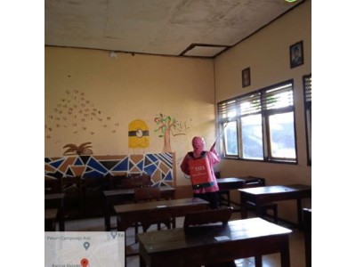 Penyemprotan Desinfektan Sebelum Peserta Simulasi Datang Dalam kelas